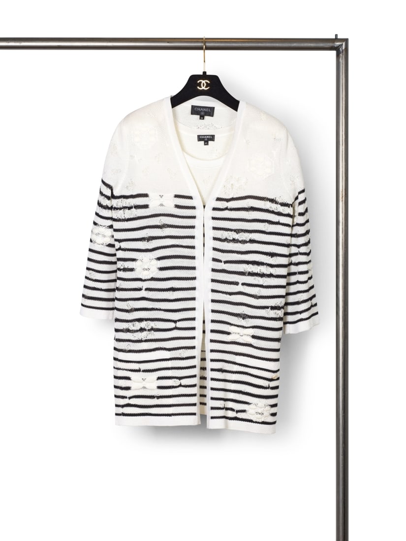 Chanel, collection Prêt-à-Porter, Printemps/Eté 2017. Twin-set en maille râp...: Chanel, collection Prêt-à-Porter, Printemps/Eté 2017. Twin-set en maille râpée et rayée noir et blanc. Chanel, Ready-to-Wear collection, Spring/Summer 2017. Twin-set in d