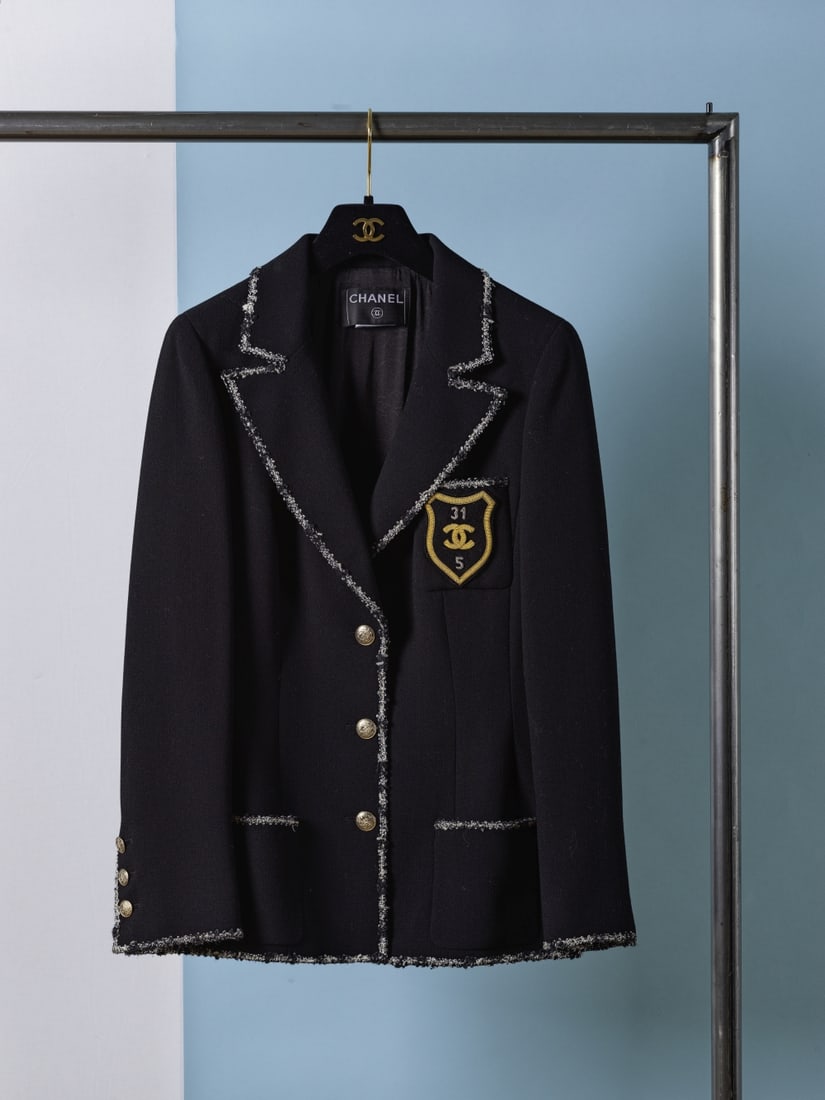 Chanel, collection Prêt-à-Porter, Croisière 2005. Veste longue en laine noire ...: Chanel, collection Prêt-à-Porter, Croisière 2005. Veste longue en laine noire à écusson CC doré. Chanel, Ready-to-Wear collection, Cruise 2005. Long black wool jacket wit