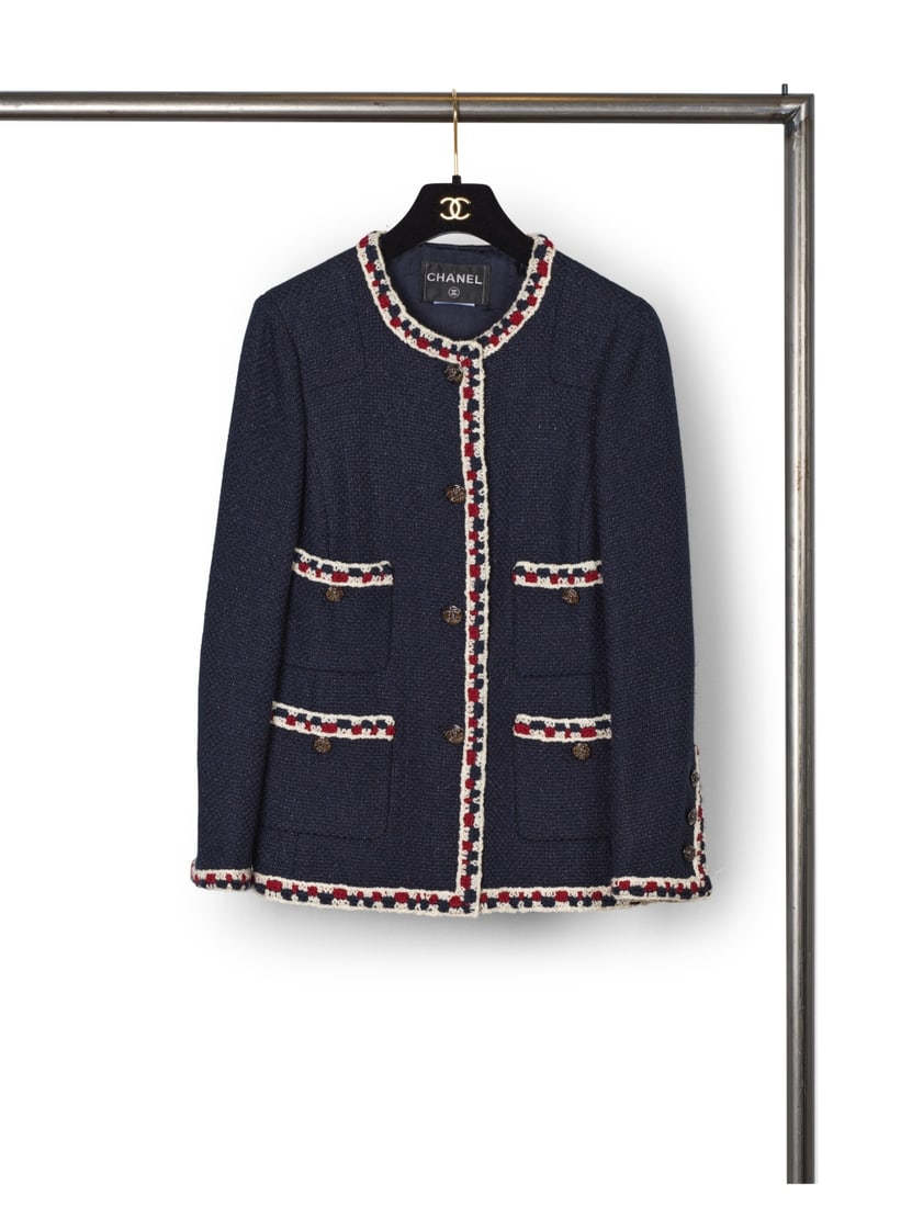 Chanel, collection Prêt-à-Porter, Printemps-Eté 2011. Veste en tweed brillant mar...: Chanel, collection Prêt-à-Porter, Printemps-Eté 2011. Veste en tweed brillant marine gansé d'une natte écru, rouge. Chanel, Ready-to-Wear collection, Spring-Summer 2011. Navy