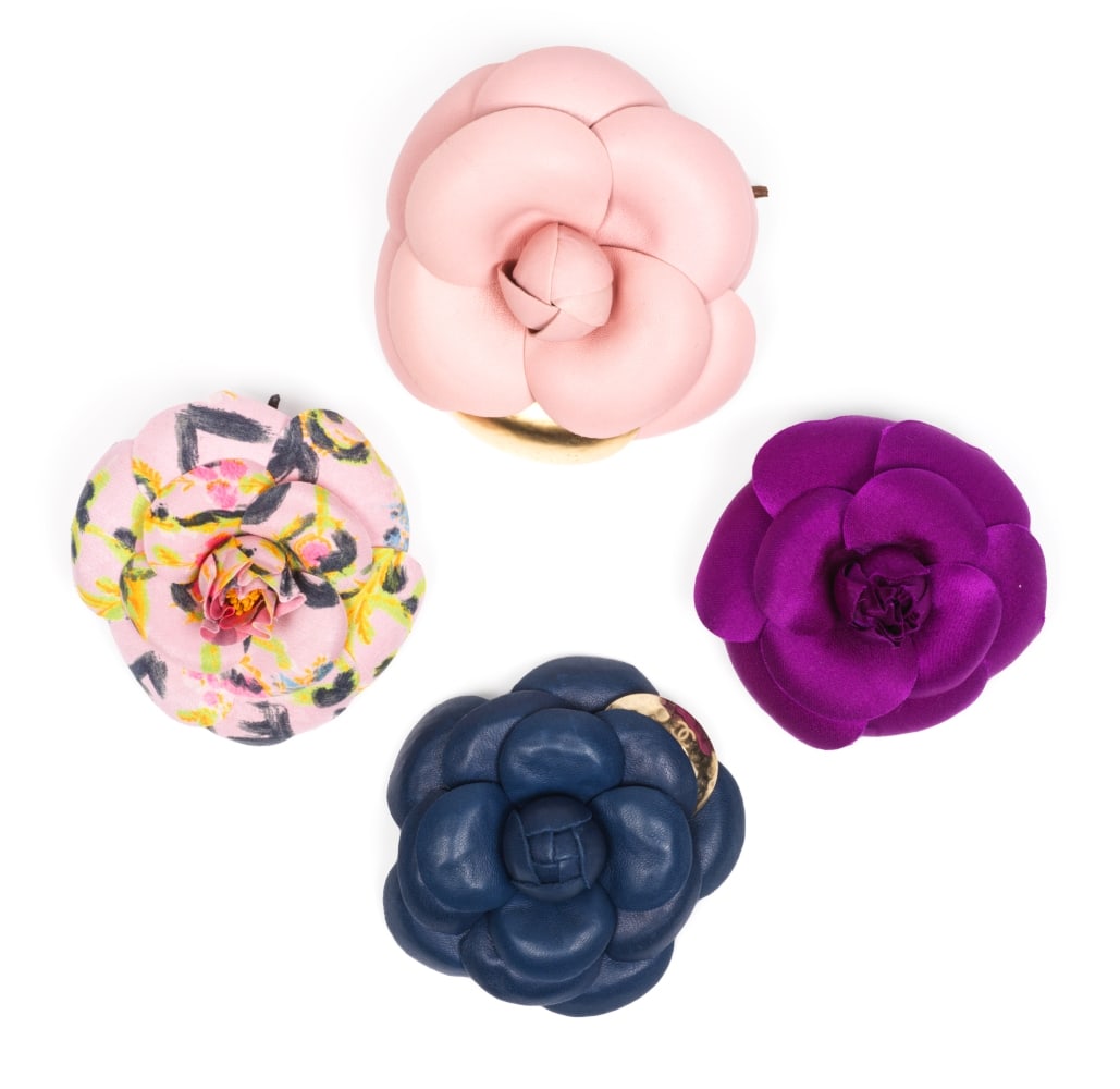 Chanel. Quatre broches Camélia. Chanel. Four Camellia brooches.: Chanel. Quatre broches Camélia. Chanel. Four Camellia brooches. Condition grade: A +. Footnotes: Très bon état. Very good condition.