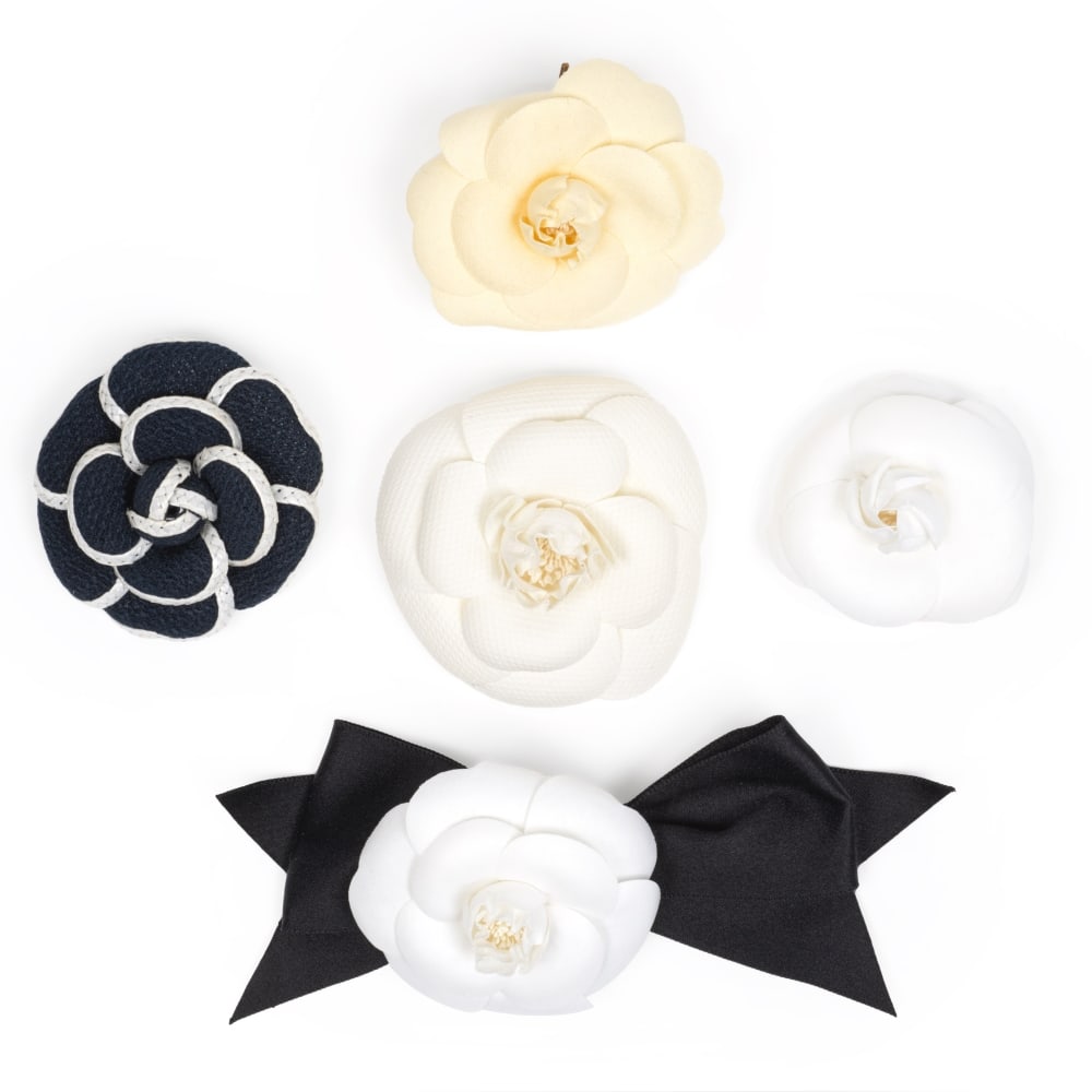Chanel. Cinq broches Camélia. Chanel. Five Camellia brooches. (1 of 1)