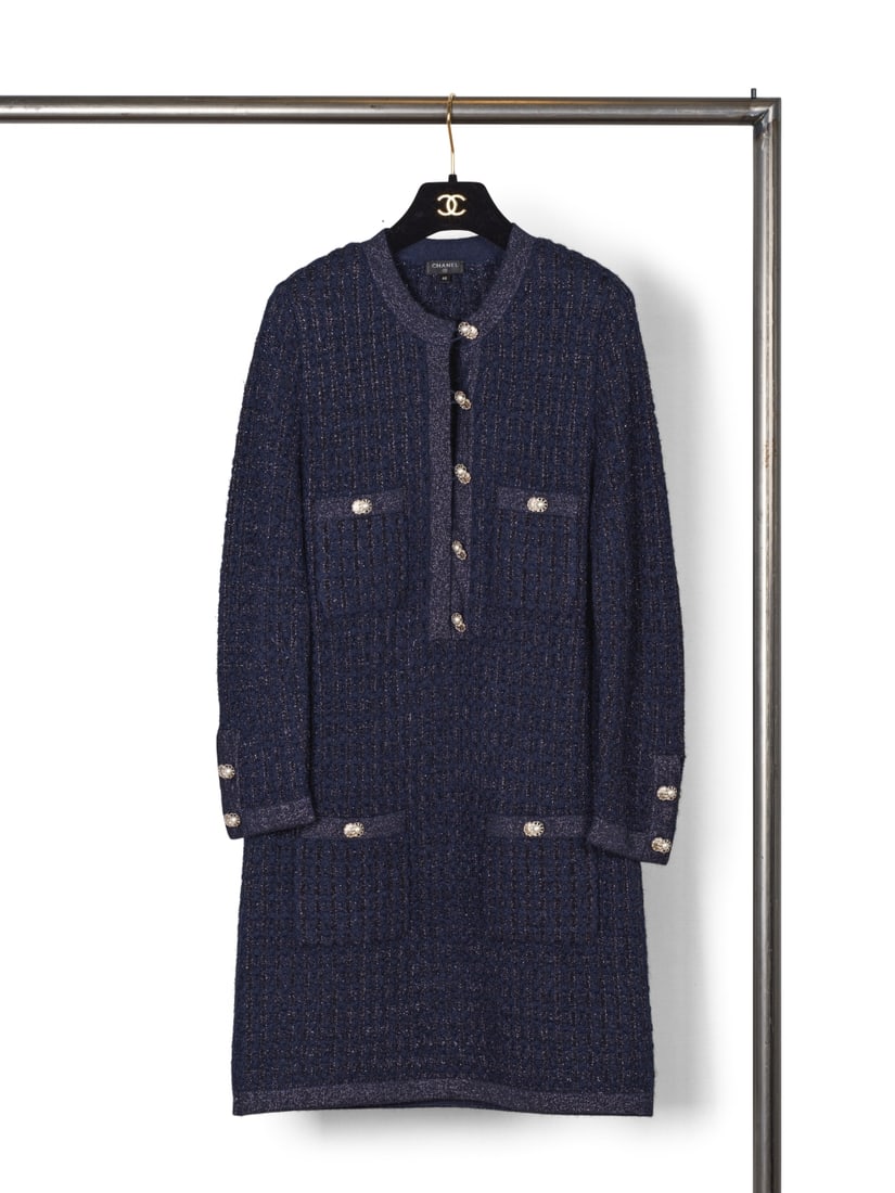 Chanel, collection Prêt-à-Porter, Automne/Hiver 2020. Robe en maille tweed marine et l...: Chanel, collection Prêt-à-Porter, Automne/Hiver 2020. Robe en maille tweed marine et lurex argent. Chanel, Ready-to-Wear collection, Autumn/Winter 2020. Navy tweed knit dress with silver lur
