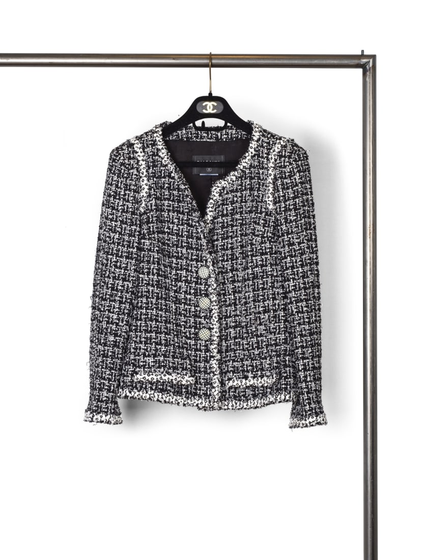 Chanel, collection Prêt-à-Porter, Printemps/Eté 2009. Veste en tweed noir, blanc ...: Chanel, collection Prêt-à-Porter, Printemps/Eté 2009. Veste en tweed noir, blanc intercalé de maille et de toile. Chanel, Ready-to-Wear collection, Spring/Summer 2009. Jacket in bl