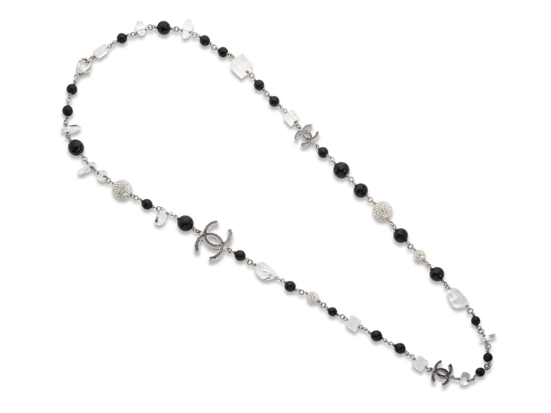 Chanel, collection Prêt à Porter Automne/Hiver 2010. Sautoir chaine Ice de perles face...: Chanel, collection Prêt à Porter Automne/Hiver 2010. Sautoir chaine Ice de perles facettées noires, strass et résine translucide. Chanel, Ready-to-Wear Autumn/Winter 2010 collectio