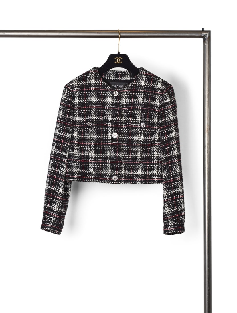 Chanel, collection Prêt-à-Porter, Automne/Hiver 2021. Crop-jacket en tweed noir chin&#...: Chanel, collection Prêt-à-Porter, Automne/Hiver 2021. Crop-jacket en tweed noir chiné rose, blanc à motif de carreaux. Chanel, Ready-to-Wear collection, Autumn/Winter 2021. Crop ja