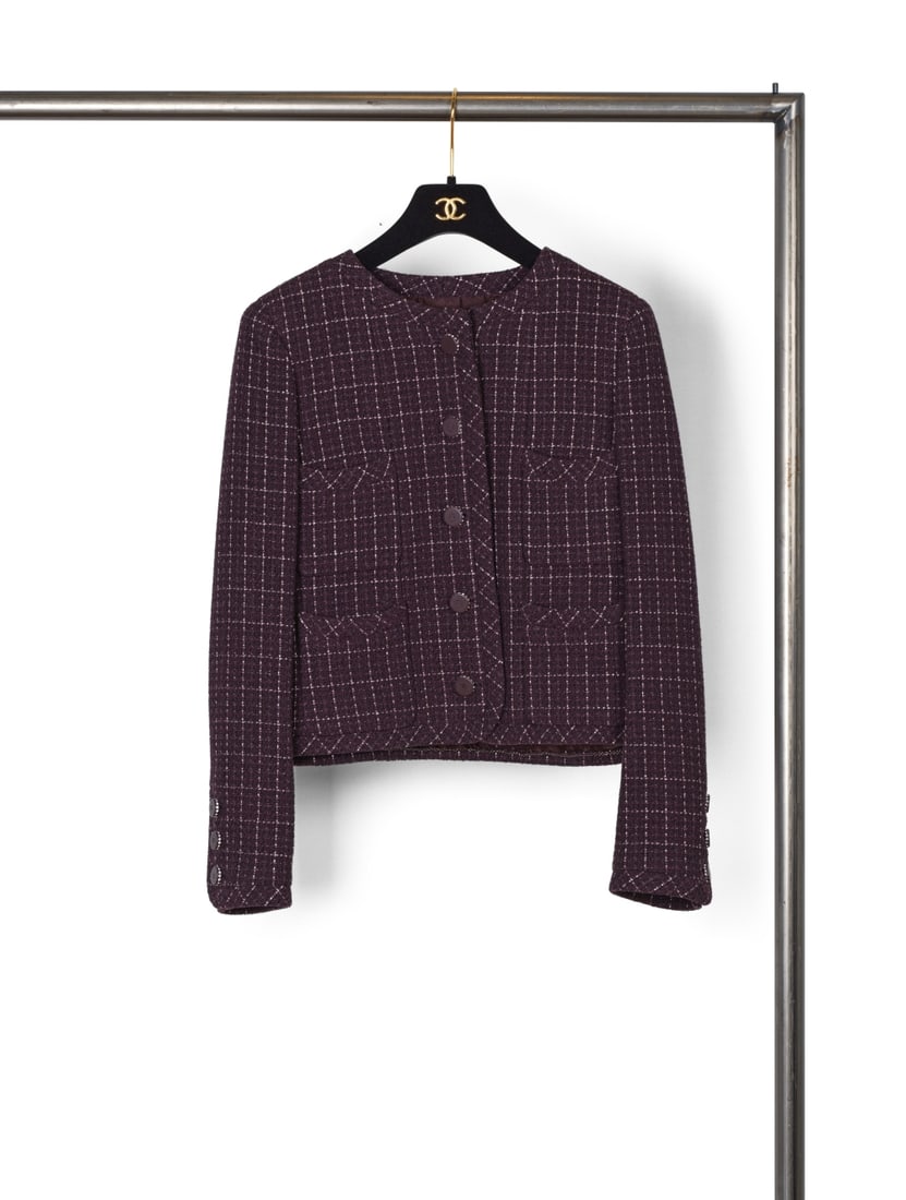 Chanel, collection Prêt-à-Porter, Printemps-Eté 2002. Veste courte en tweed prune...: Chanel, collection Prêt-à-Porter, Printemps-Eté 2002. Veste courte en tweed prune et lurex argent. Chanel, Ready-to-Wear collection, Spring-Summer 2002. Short jacket in plum tweed and s