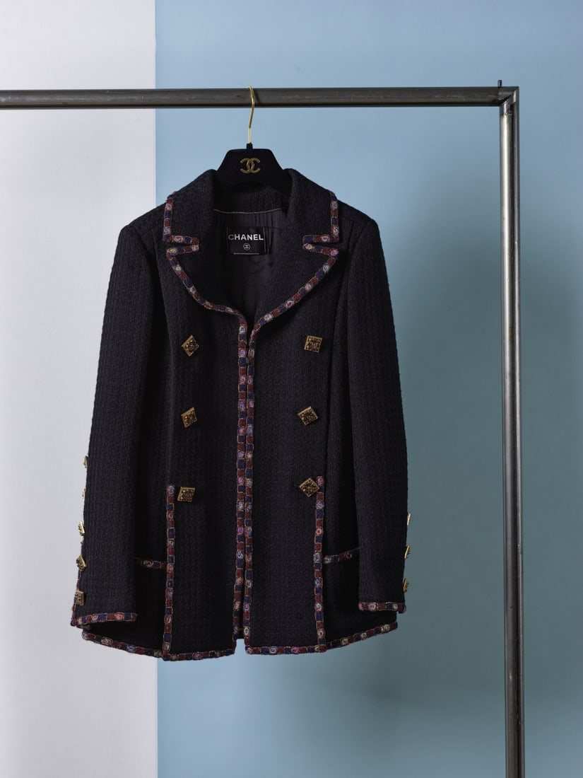 Chanel, collection Métiers d'Art, Automne-Hiver 2011 Paris-Byzance. Longue veste zippé...: Chanel, collection Métiers d'Art, Automne-Hiver 2011 Paris-Byzance. Longue veste zippée en tweed noir gansé d'une natte bleue, bordeaux. Chanel, Métiers d'Art collection, Autumn-Wi