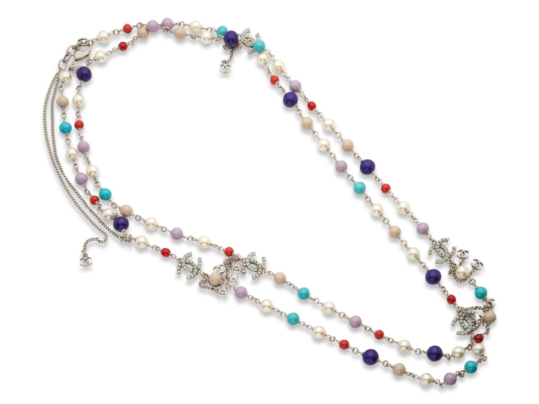 Chanel, collection Prêt à Porter Printemps/Eté 2012. Long sautoir de perles multi...: Chanel, collection Prêt à Porter Printemps/Eté 2012. Long sautoir de perles multicolores d'imitation. Chanel, Ready-to-Wear Spring/Summer 2012 collection. Long sautoir of imitation mult
