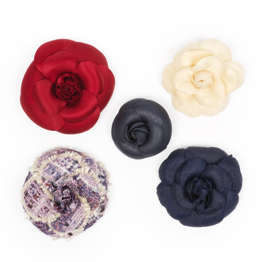 Chanel. Cinq broches Camélia. Chanel. Five Camellia brooches.: Chanel. Cinq broches Camélia. Chanel. Five Camellia brooches. Condition grade: A +. Footnotes: Très bon état. Very good condition.