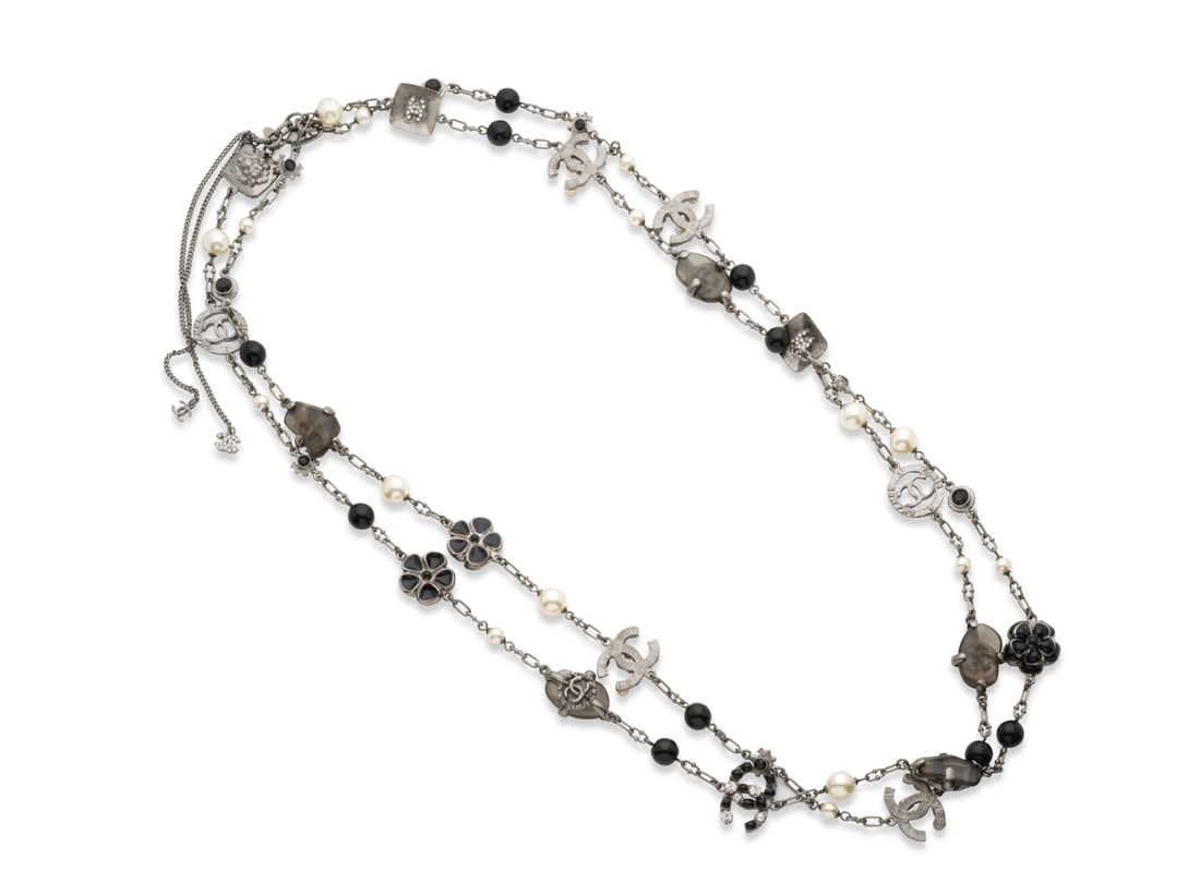 Chanel, collection Prêt à Porter Automne/Hiver 2009. Long sautoir en métal noirci...: Chanel, collection Prêt à Porter Automne/Hiver 2009. Long sautoir en métal noirci aux Icones de la Maison. Chanel, Ready-to-Wear Autumn/Winter 2009 collection. Long sautoir necklace in