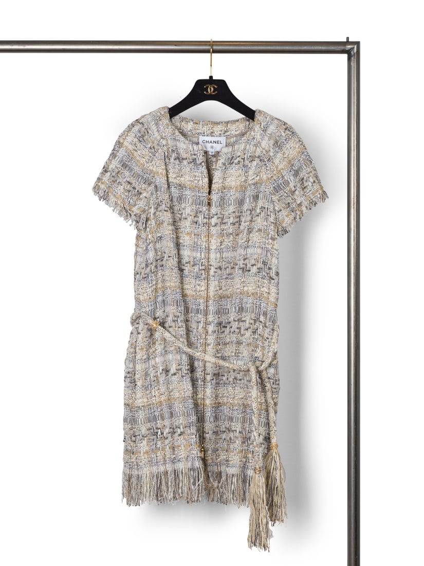 Chanel, collection Prêt-à-Porter, Croisière 2018 Grêce Antique. Robe zipp...: Chanel, collection Prêt-à-Porter, Croisière 2018 Grêce Antique. Robe zippée en tweed gris, beige entrelacé de rubans, ceinture. Chanel, Ready-to-Wear Collection, Cruise 2