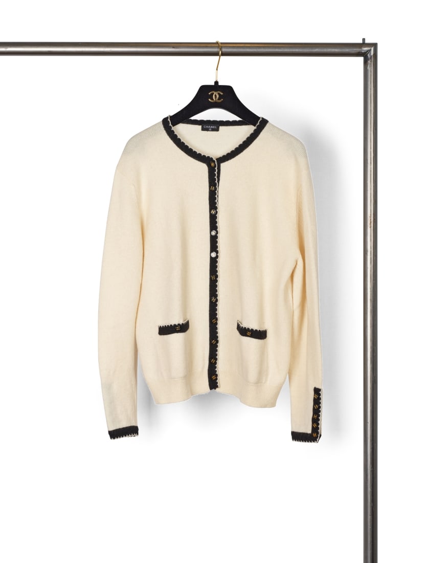 Chanel, collection Prêt-à-Porter, circa 1995. Cardigan en cachemire blanc et ganse noi... (1 of 1)