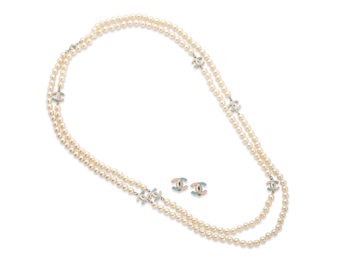 Chanel, collection Prêt à Porter Printemps/Eté 2005. Long sautoir de perles blanc... (1 of 1)