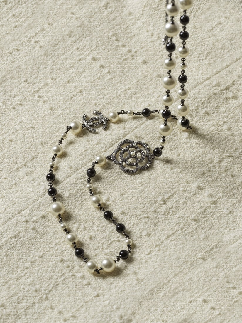 Chanel, collection Prêt à Porter Printemps/Eté 2013. Sautoir Camélia de perl...: Chanel, collection Prêt à Porter Printemps/Eté 2013. Sautoir Camélia de perles noires et blanches d'imitation. Chanel, Ready-to-Wear Spring/Summer 2013 collection. Camellia sautoir