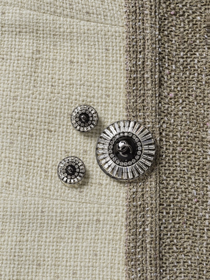 Chanel, collection Prêt à Porter Printemps/Eté 2007. Broche pendentif et clips d'...: Chanel, collection Prêt à Porter Printemps/Eté 2007. Broche pendentif et clips d'oreilles en métal noirci strassé. Chanel, Ready-to-Wear Spring/Summer 2007 collection. Brooch