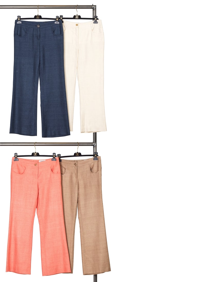 Chanel, collection Prêt à Porter, Croisière 2001 et Printemps/Eté 2007. Quat...: Chanel, collection Prêt à Porter, Croisière 2001 et Printemps/Eté 2007. Quatre pantalons en soie tissée écru, rose, beige et marine. Chanel, Ready-to-Wear collection, Cru