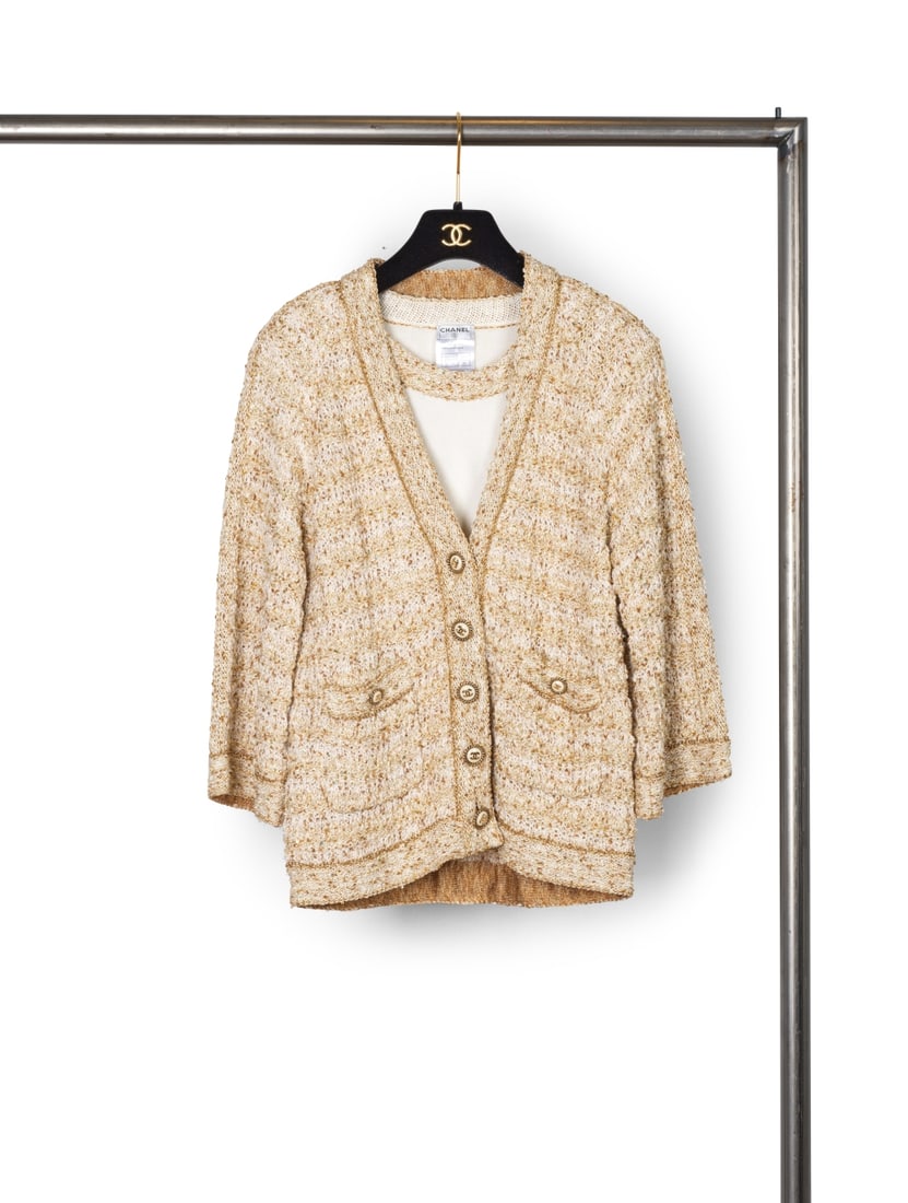 Chanel, collection Prêt-à-Porter, Printemps-Eté 2007. Twin-set en maille blanche ...: Chanel, collection Prêt-à-Porter, Printemps-Eté 2007. Twin-set en maille blanche chinée de lurex et sequins or. Chanel, Ready-to-Wear collection, Spring-Summer 2007. Twin-set in wh