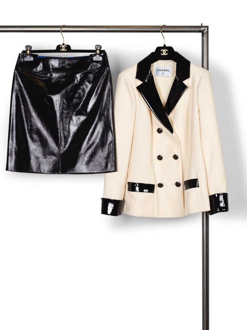 Chanel, collection Prêt-à-Porter, Automne-Hiver 2015 et Printemps-Eté 2016. Veste...: Chanel, collection Prêt-à-Porter, Automne-Hiver 2015 et Printemps-Eté 2016. Veste en tweed écru et cuir venir noir avec sa jupe en cuir agneau noir vernis. Chanel, Ready-to-Wear co