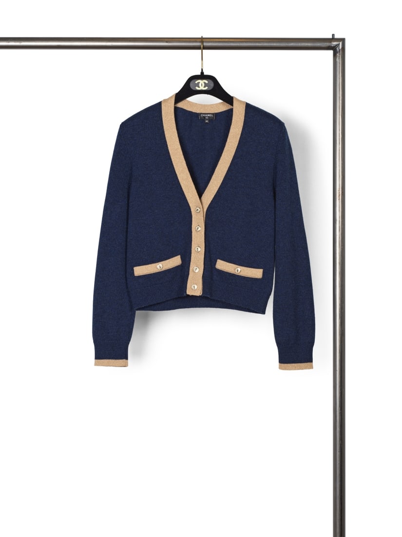 Chanel, collection Prêt-à-Porter, Automne-Hiver 2017. Cardigan en cachemire marine et ... (1 of 1)