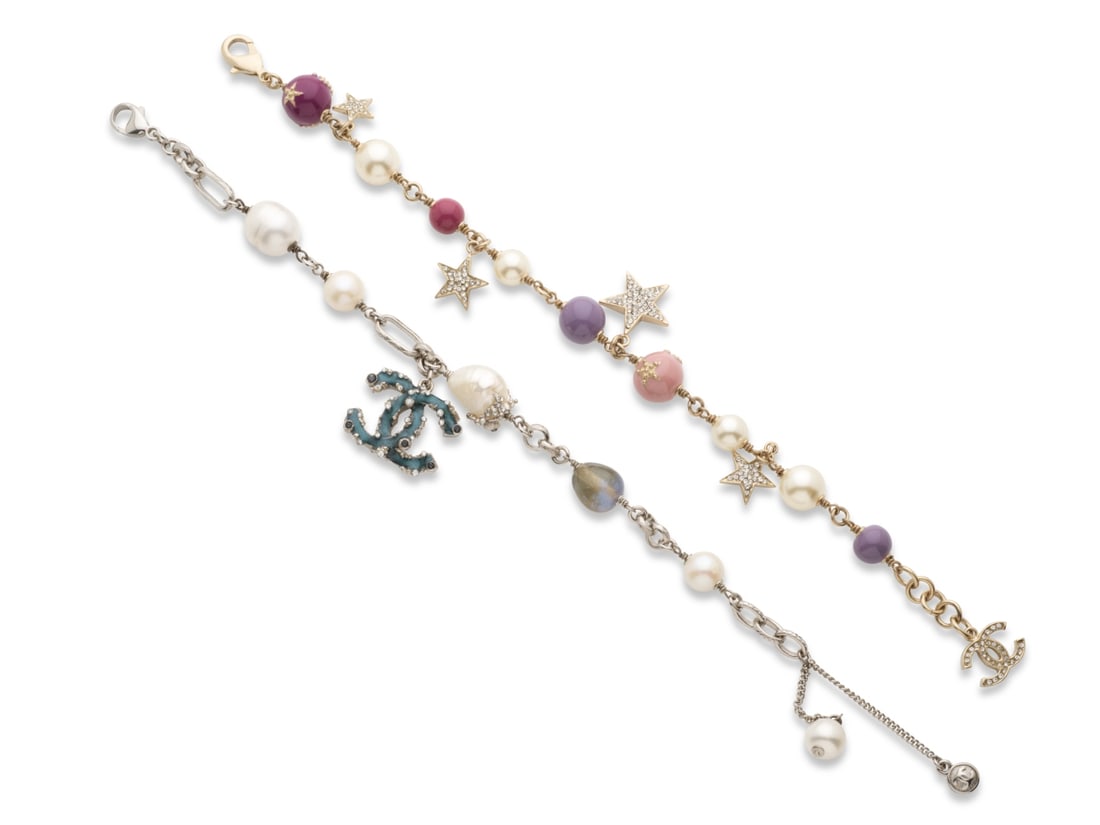 Chanel, collection Prêt à Porter Printemps/Eté 2012. Deux bracelets chaines de pe...: Chanel, collection Prêt à Porter Printemps/Eté 2012. Deux bracelets chaines de perles multicolores d'imitation. Chanel, Ready-to-Wear Spring/Summer 2012 collection. Two chain bracelets