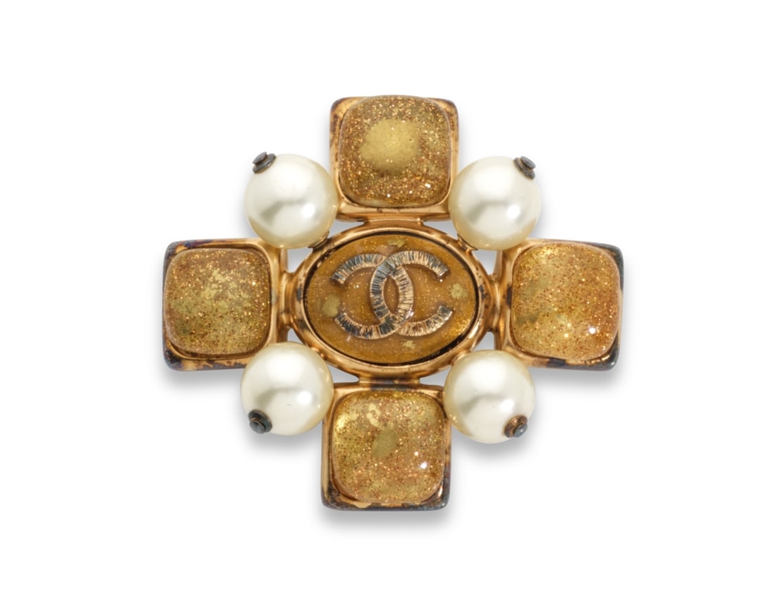 Chanel, collection Prêt à Porter Automne/Hiver 2007. Broche pendentif en métal do...: Chanel, collection Prêt à Porter Automne/Hiver 2007. Broche pendentif en métal doré à résine pailletée or. Chanel, Ready-to-Wear Autumn/Winter 2007 collection. Gold-