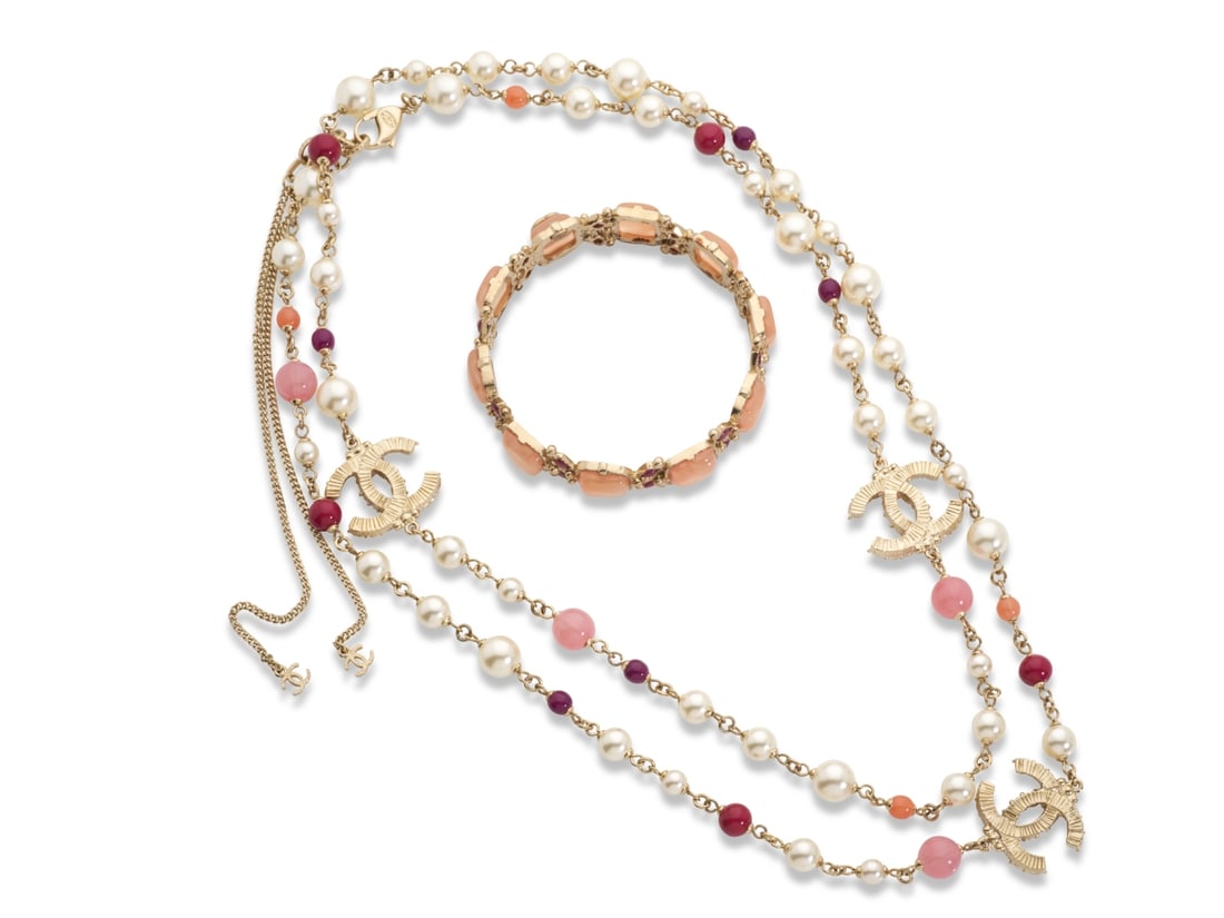 Chanel, collection Prêt à Porter Printemps/Eté 2012. Sautoir et bracelet rigide d...: Chanel, collection Prêt à Porter Printemps/Eté 2012. Sautoir et bracelet rigide de perles d'imitation blanches et pâte de verre rose. Chanel, Ready-to-Wear Spring/Summer 2012 colle