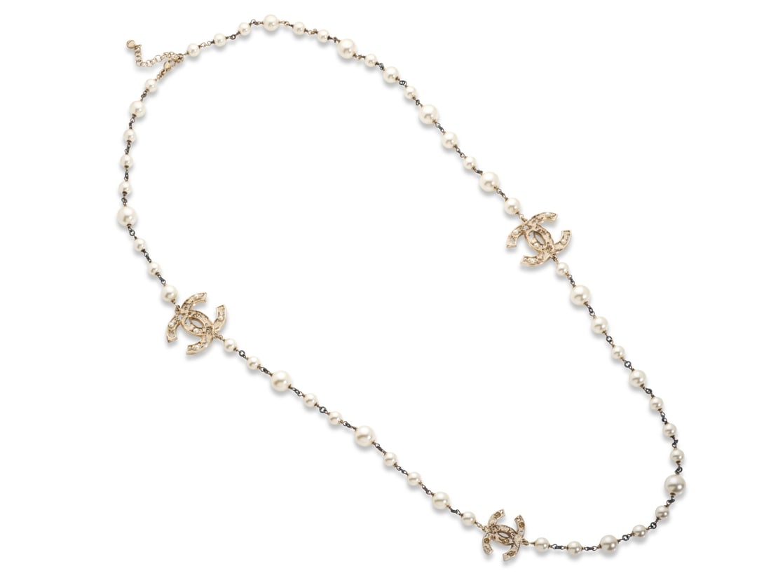 Chanel, collection Prêt à Porter Printemps/Eté 2008. Sautoir chaine de perles d'i...: Chanel, collection Prêt à Porter Printemps/Eté 2008. Sautoir chaine de perles d'imitation blanches. Chanel, Ready-to-Wear Spring/Summer 2008 collection. Long necklace with a chain of wh