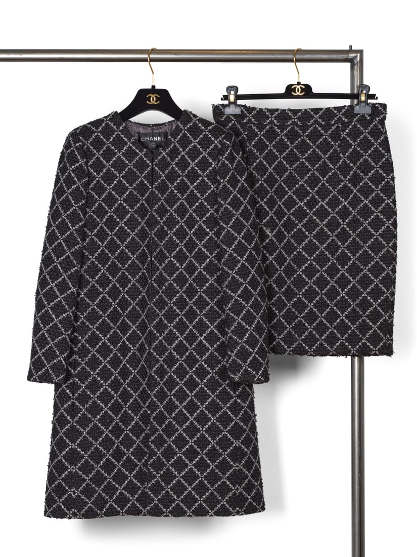 Chanel, collection Prêt-à-Porter Automne/Hiver 2016. Ensemble en tweed noir à car...: Chanel, collection Prêt-à-Porter Automne/Hiver 2016. Ensemble en tweed noir à carreaux blancs. Chanel, Fall/Winter 2016 Ready-to-Wear collection. Set in black tweed with white checks. D