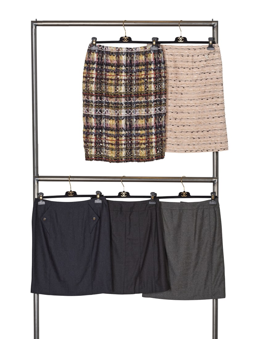 Chanel, collection Prêt-à-Porter diverses. Cinq jupes en tweed multicolore et laine. C...: Chanel, collection Prêt-à-Porter diverses. Cinq jupes en tweed multicolore et laine. Chanel, various ready-to-wear collections. Five skirts in multicolored tweed and wool. Directeur artistiq
