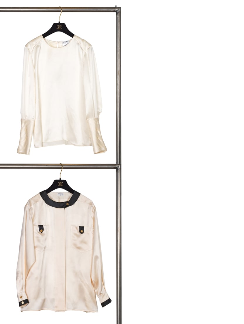 Chanel, collection Prêt-à-Porter Automne/Hiver 2009 et années 1990. Deux blouses ...: Chanel, collection Prêt-à-Porter Automne/Hiver 2009 et années 1990. Deux blouses en soie écrue. Chanel, Fall/Winter 2009 and 1990s Ready-to-Wear collection. Two ecru silk blouses.