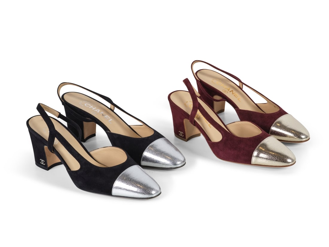 Chanel. Deux paires de Slingback bicolores en daim noir et bordeaux. Chanel. Two pairs of two-to... (1 of 1)