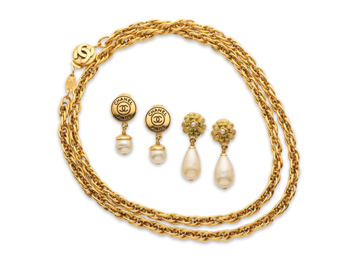 Chanel, collection Prêt à Porter Année 1982, Printemps/Eté 1995 et 1997. Sau...: Chanel, collection Prêt à Porter Année 1982, Printemps/Eté 1995 et 1997. Sautoir chaine et deux paires de clips d'oreilles en métal doré. Chanel, Ready-to-Wear collection