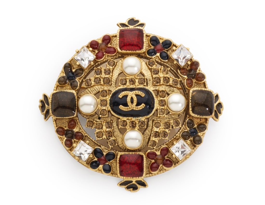 Chanel, collection Prêt à Porter Automne/Hiver 2011. Broche en métal doré p&...: Chanel, collection Prêt à Porter Automne/Hiver 2011. Broche en métal doré pâte de verre, strass et perles d'imitation. Chanel, Ready-to-Wear Autumn/Winter 2011 collection. Gol