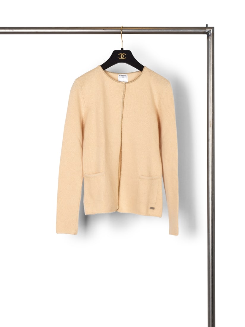 Chanel, collection Prêt à Porter, Croisière 2001. Cardigan ouvert en cachemire be...: Chanel, collection Prêt à Porter, Croisière 2001. Cardigan ouvert en cachemire beige et lurex or. Chanel, Ready-to-Wear collection, Cruise 2001. Open cardigan in beige cashmere and gold