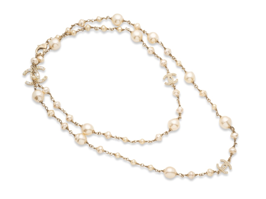 Chanel, collection Prêt à Porter Automne/Hiver 2009. Sautoir de perles blanches d'imit...: Chanel, collection Prêt à Porter Automne/Hiver 2009. Sautoir de perles blanches d'imitation et strass. Chanel, Ready-to-Wear Autumn/Winter 2009 collection. Necklace of imitation white pearls