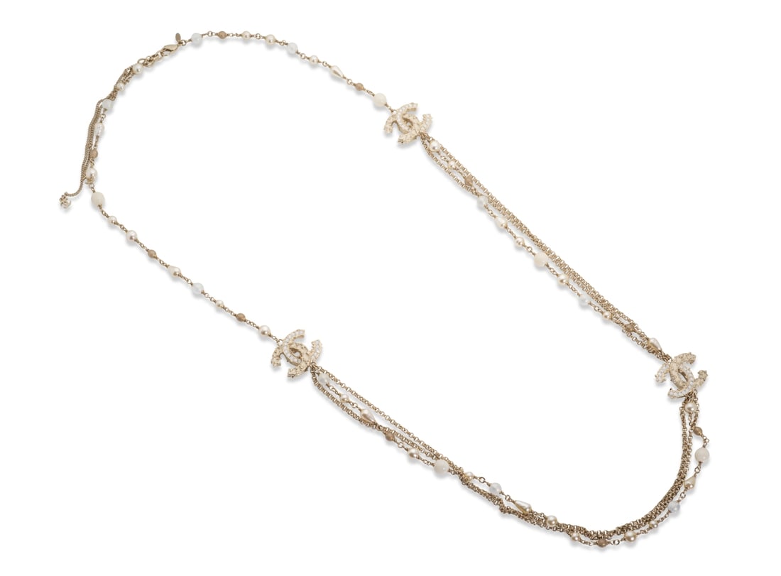 Chanel, collection Prêt à Porter Automne/Hiver 2012. Long sautoir CC de multi chaines ...: Chanel, collection Prêt à Porter Automne/Hiver 2012. Long sautoir CC de multi chaines émaillé crème et perles d'imitations. Chanel, Ready-to-Wear Autumn/Winter 2012 collection