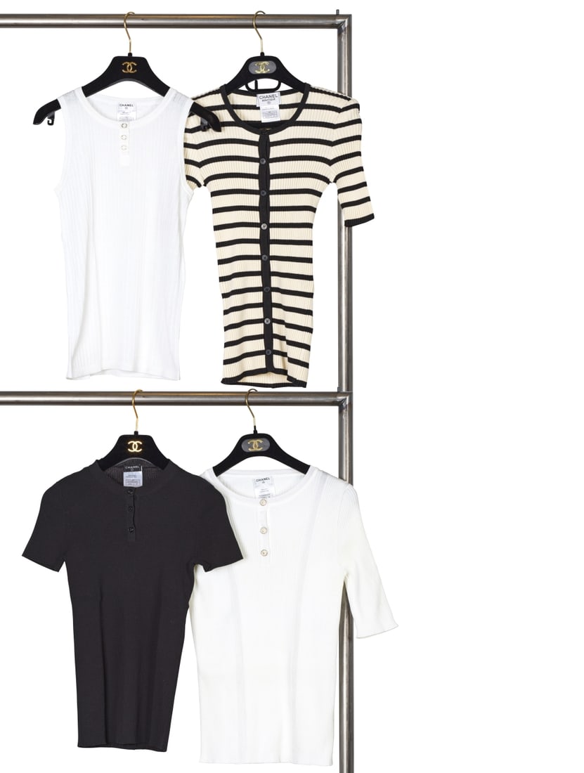 Chanel, collection Prêt à Porter, Printemps/Eté 1998, Croisière 2006 et 2009...: Chanel, collection Prêt à Porter, Printemps/Eté 1998, Croisière 2006 et 2009. Quatre hauts en maille, dont un gilet. Chanel, Ready-to-Wear collection, Spring/Summer 1998, Cruise 20