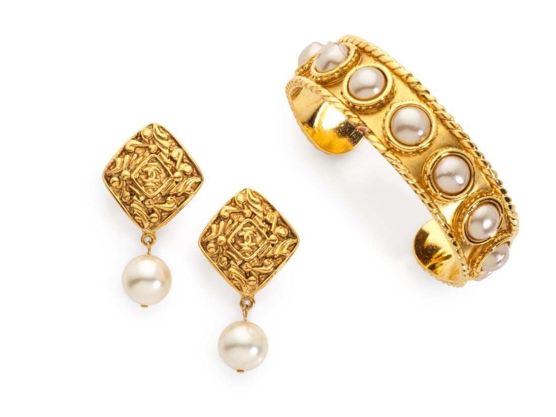 Chanel, années 1990. Bracelet et clips d'oreilles en métal doré strier et perles ...: Chanel, années 1990. Bracelet et clips d'oreilles en métal doré strier et perles d'imitation. Chanel, 1990s. Bracelet and ear clips in striated gold-tone metal and imitation pearls. Dir