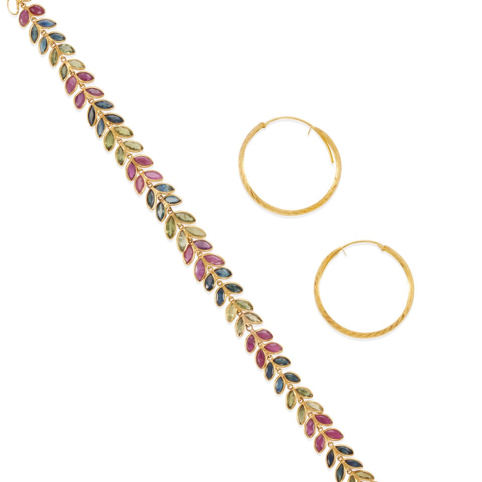 PAIR OF 18K GOLD HOOP EARRINGS AND GEM-SET BRACELET - 2