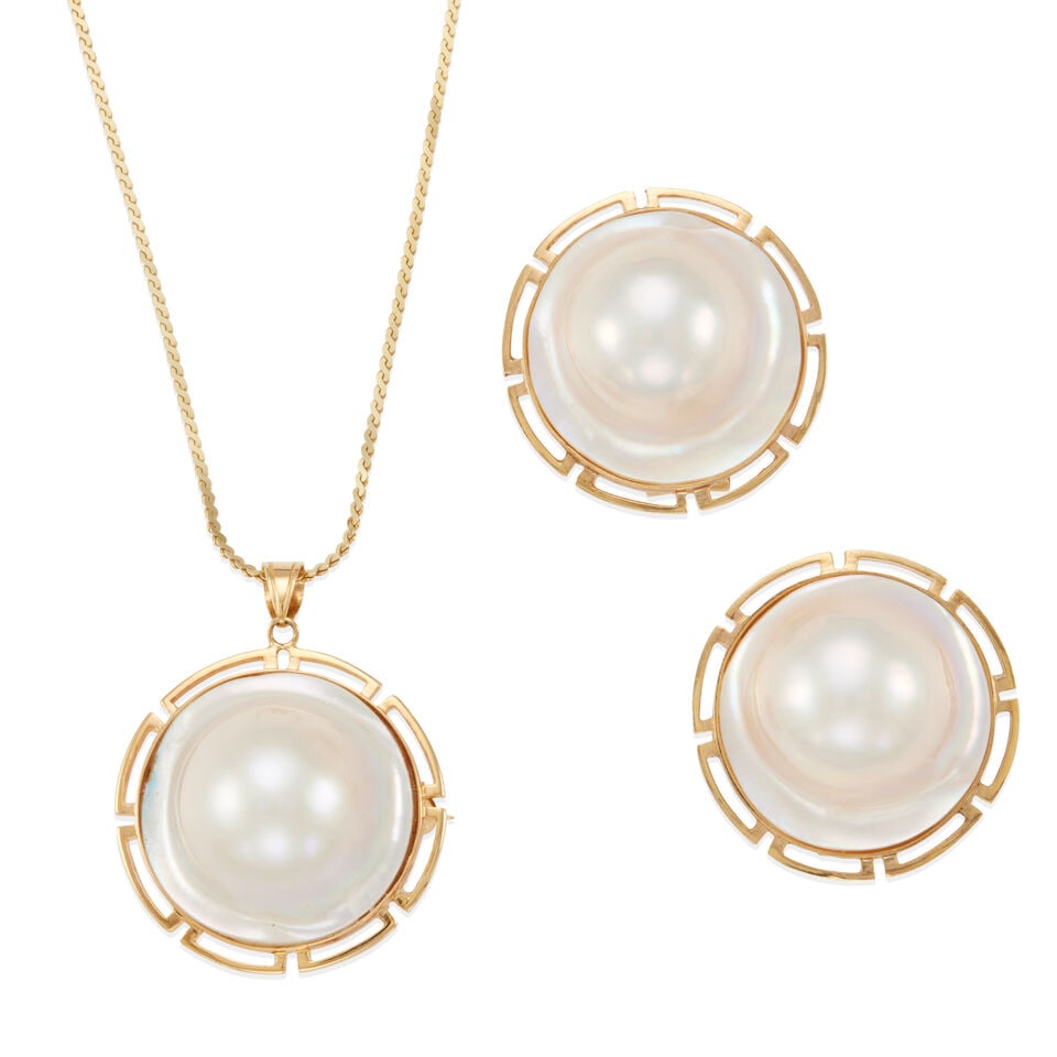 14K GOLD AND MABE' CULTURED PEARL PENDANT NECKLACE/BROOCH AND EAR CLIPS: 14K GOLD AND MABE' CULTURED PEARL PENDANT NECKLACE/BROOCH AND EAR CLIPS • 14k yellow gold pendant/brooch with 1 hemispherical Mabe' cultured pearl measuring approximately 23.00 mm, dimensions,