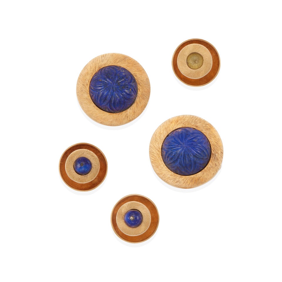 18K GOLD AND LAPIS LAZULI CUFFLINK AND DRESS STUD SET: 18K GOLD AND LAPIS LAZULI CUFFLINK AND DRESS STUD SET • Pair of 18k yellow gold cufflinks with 2 round carved lapis lazulis measuring 14.45 mm and 14.30 mm each, diameter 7/8 in • 3 18k