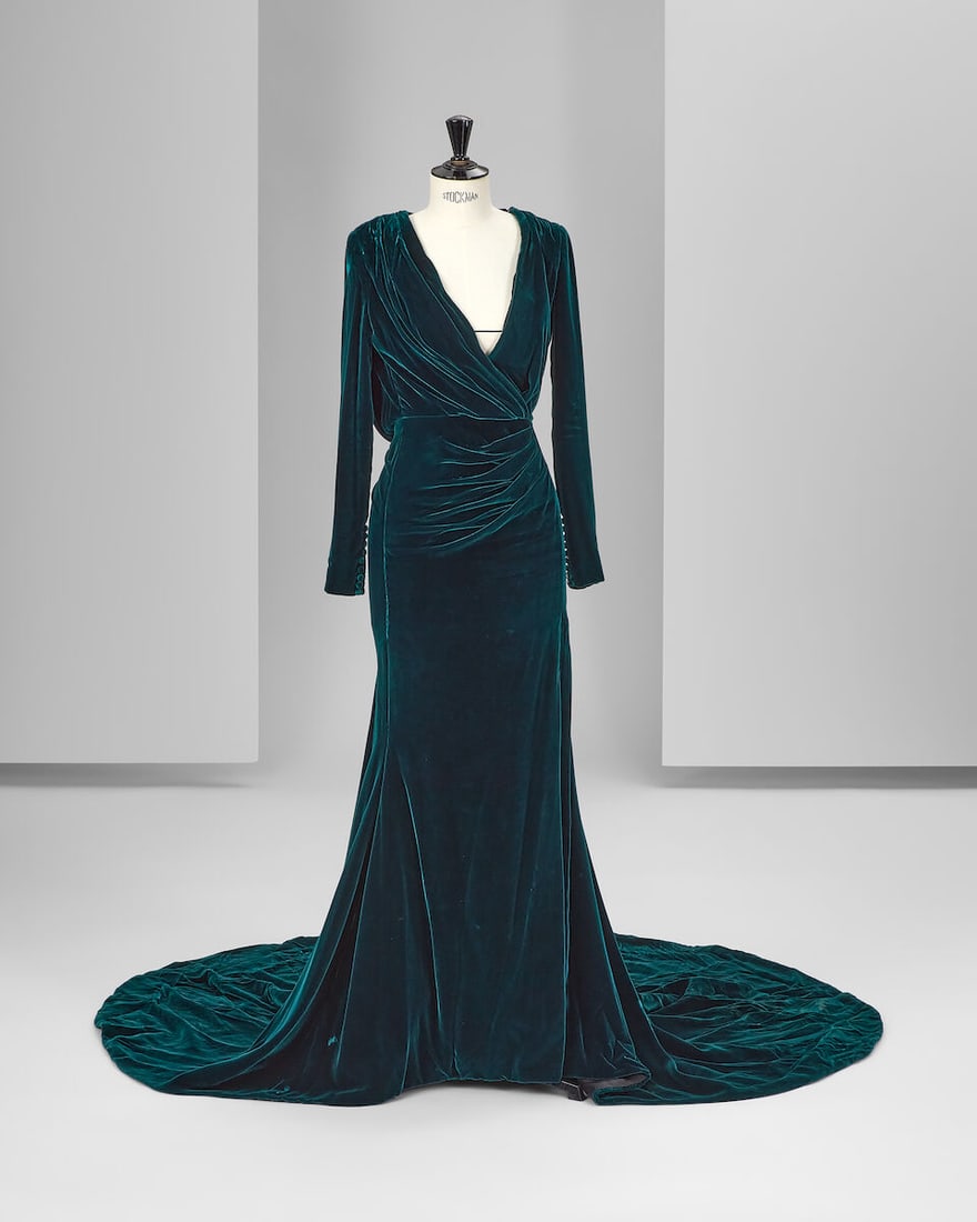 Ralph & Russo Haute Couture: Emerald Green Silk Velvet Backless Gown Autumn/Winter 2015, Runway : Ralph & Russo Haute Couture: Emerald Green Silk Velvet Backless Gown Autumn/Winter 2015, Runway Look 39 Emerald green silk velvet backless gown featuring a plunging v-neckline, asymmetric pleating