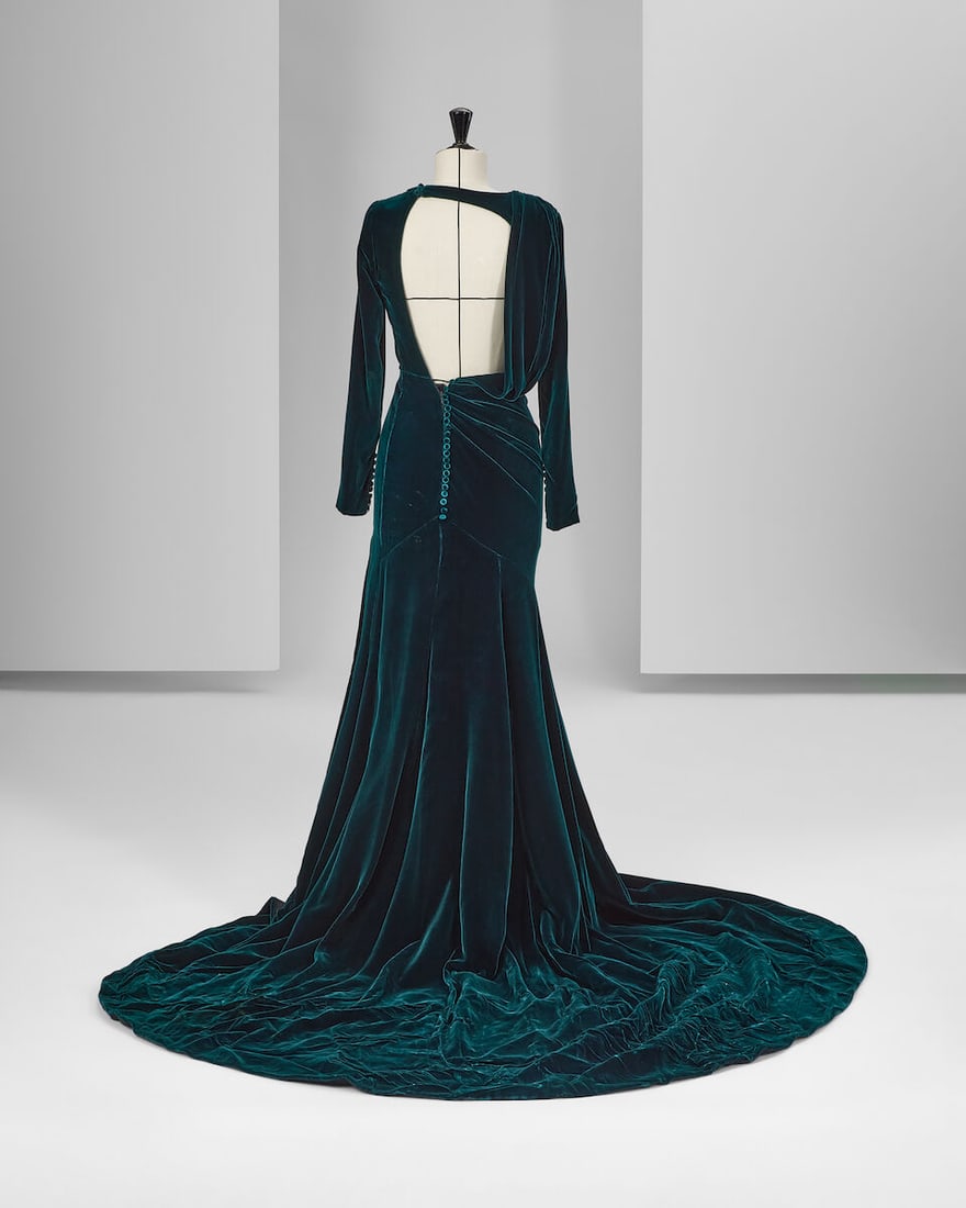 Ralph & Russo Haute Couture: Emerald Green Silk Velvet Backless Gown Autumn/Winter 2015, Runway  - 2