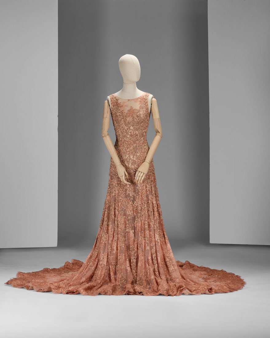 Ralph & Russo Haute Couture: Rose Gold Lace Gown and Cape Autumn/Winter 2015, Runway Look 13 - 7