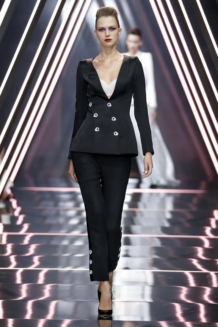 Ralph & Russo Haute Couture: Black Silk Trouser Suit Autumn/Winter 2018, Runway Look 2 - 10