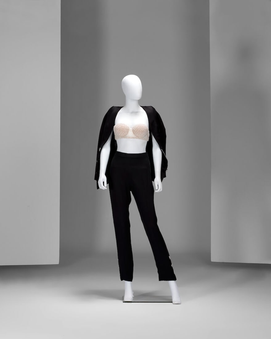 Ralph & Russo Haute Couture: Black Silk Trouser Suit Autumn/Winter 2018, Runway Look 2 - 6