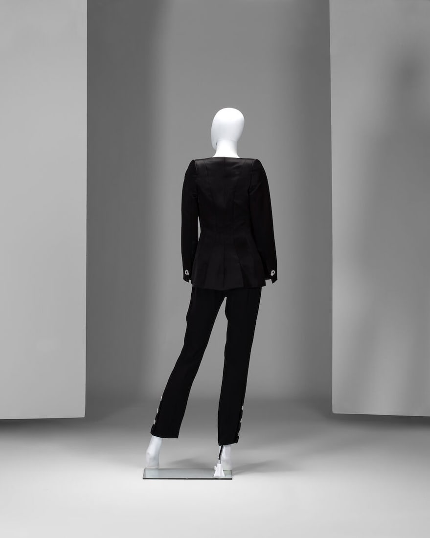 Ralph & Russo Haute Couture: Black Silk Trouser Suit Autumn/Winter 2018, Runway Look 2 - 7