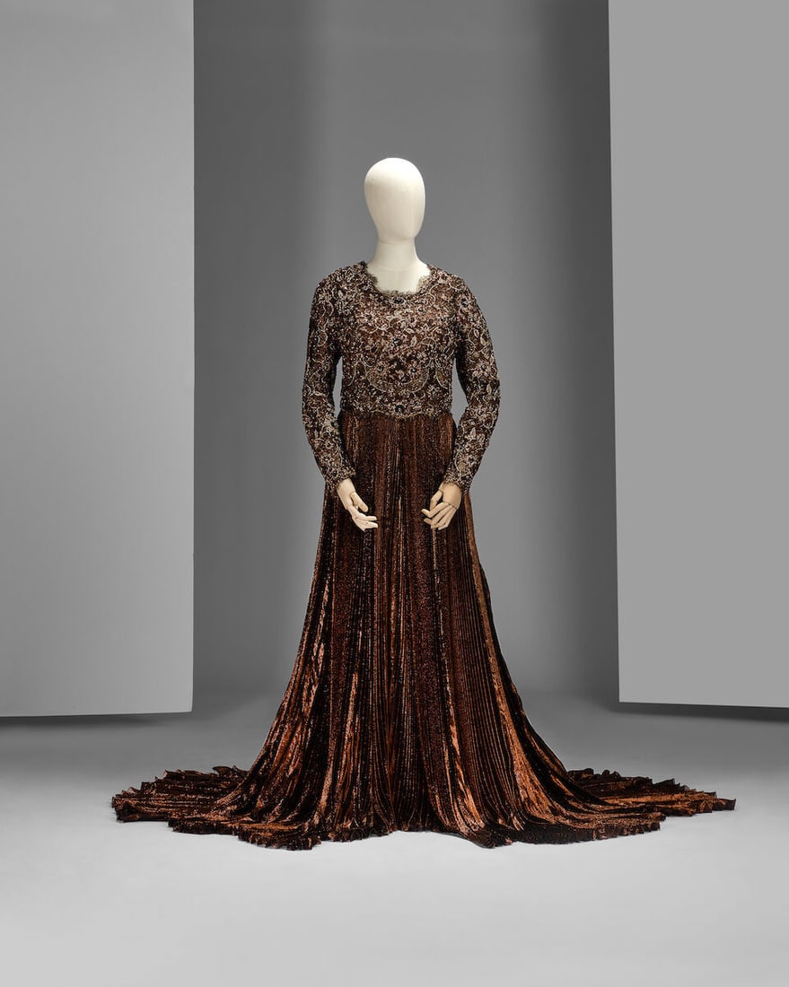 Ralph & Russo Haute Couture: Bronze Chantilly Lace Gown Autumn/Winter 2015, Runway Look 29: Ralph & Russo Haute Couture: Bronze Chantilly Lace Gown Autumn/Winter 2015, Runway Look 29 Bronze Chantilly lace silk lamé georgette gown with sun-ray pleated voluminous circle skirt extendin