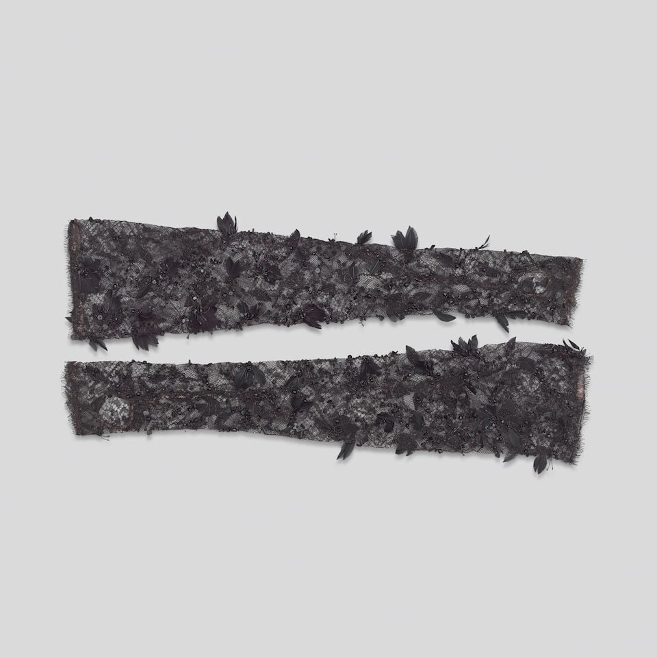 Ralph & Russo Haute Couture Exclusive: Black Fox Fur Collar and Two Pairs of Lace Gloves - 2