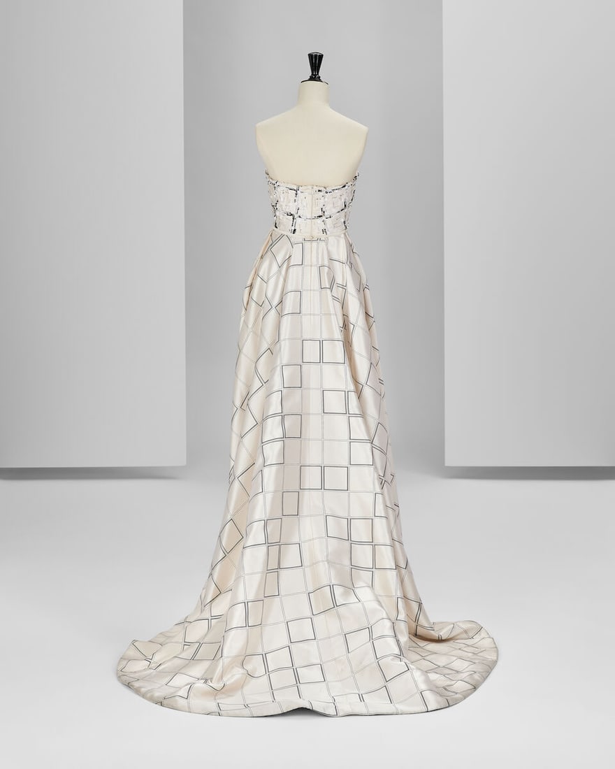 Ralph & Russo Haute Couture: Monochrome Silk Zibeline Gown Spring/Summer 2017, Runway Look 9 - 4